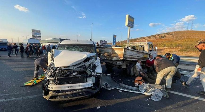 Manisada feci kaza Kamyonete arkadan çarptı, 4 kişi yaralandı