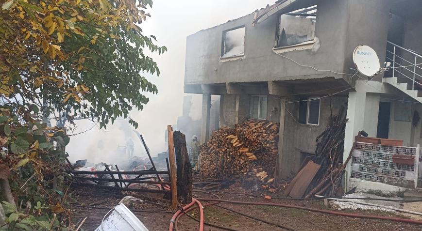Bursadaki yangında 2 ev, 1 ahır ve 1 kömürlük kullanılamaz hale geldi