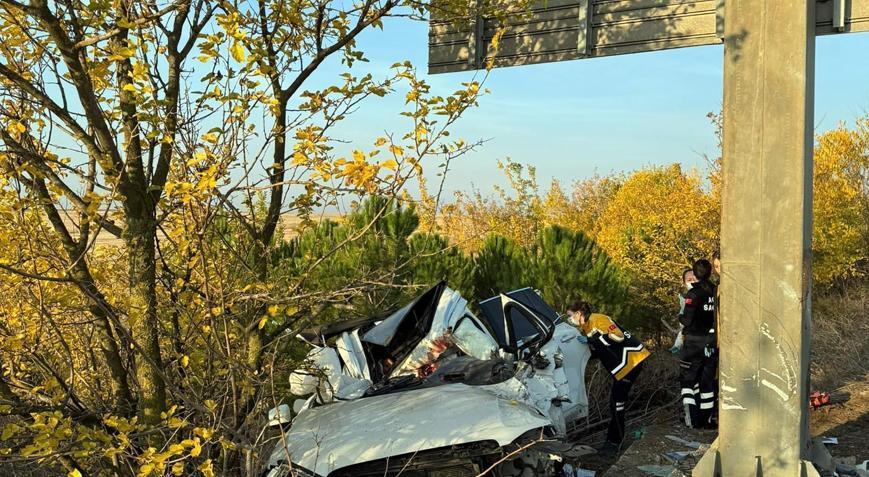Cip, yön levhasının direğine çarptı; 2 ölü, 3 yaralı