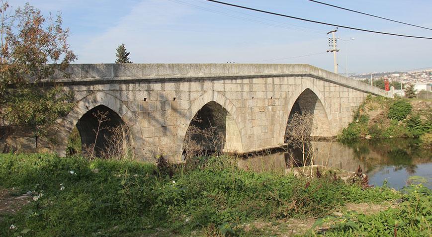Araç trafiğine kapalı Tarihi köprü 50 metre yer değiştirdi