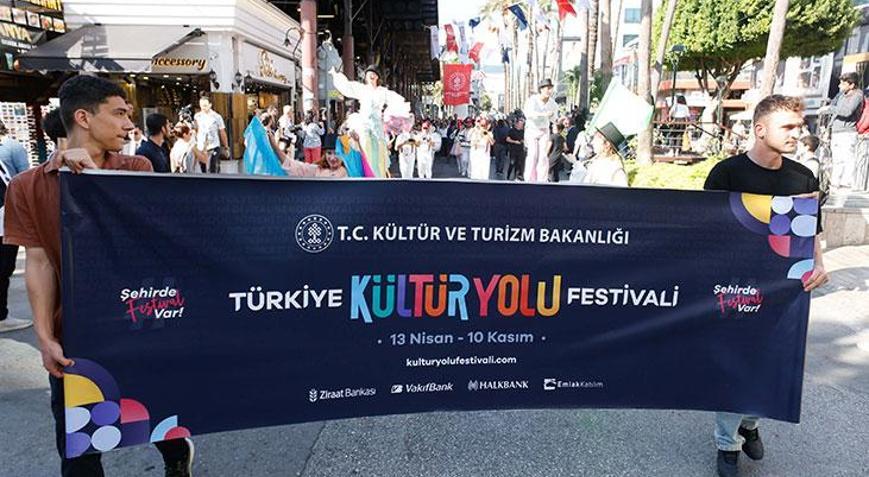 Antalyada Türkiye Kültür Yolu Festivali coşkusu