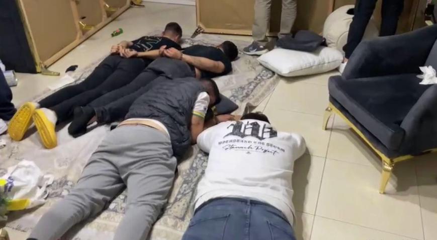 Evde yapılan aramada ruhsatsız tabanca ve maske çıktı: 4 gözaltı