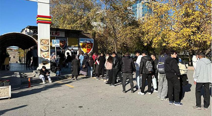 Türkiye-Galler maçına Kayseride büyük ilgi