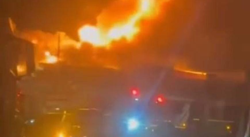 İstanbul-  Silivride, iş yerinin çatısı alev alev yandı