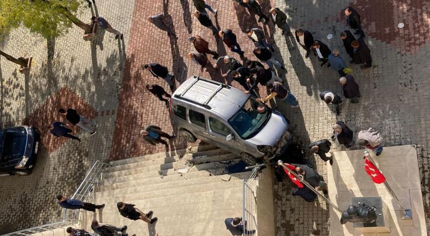 Sürücüsünün baygınlık geçirdiği araç, hükümet konağının merdivenlerine çarptı