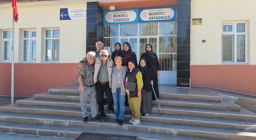 Emine öğretmen, korkarak gelip ağlayarak ayrıldığı  köye 49 yıl sonra geri döndü