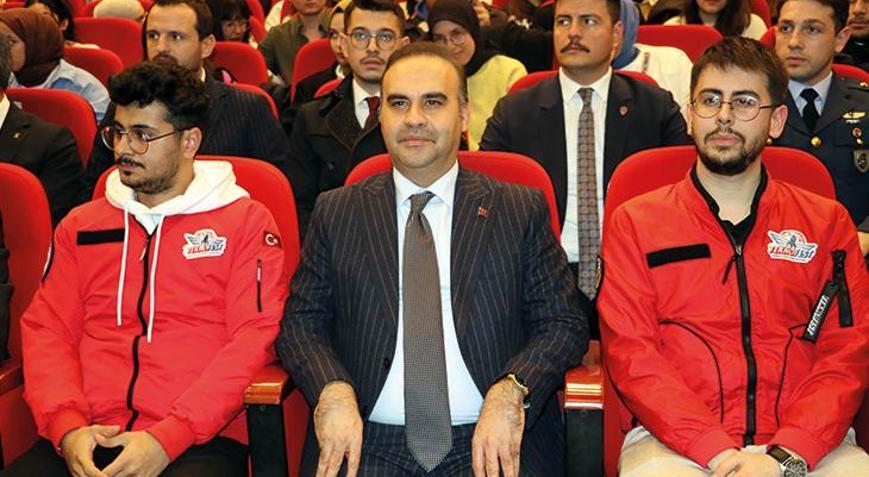 Bakan Kacır: Tam bağımsız Türkiye iddiasını Türk gençliğinin ellerinde yükseltiyoruz