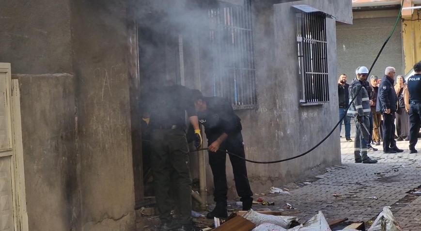 Yangına ilk müdahaleyi, komşuların uzattığı hortum ile polis yaptı