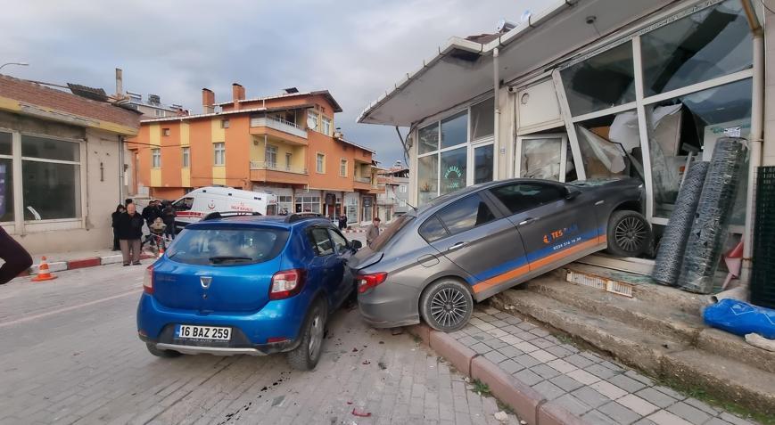 Çarptığı park halindeki otomobillerden biri dükkana daldı: 2 yaralı