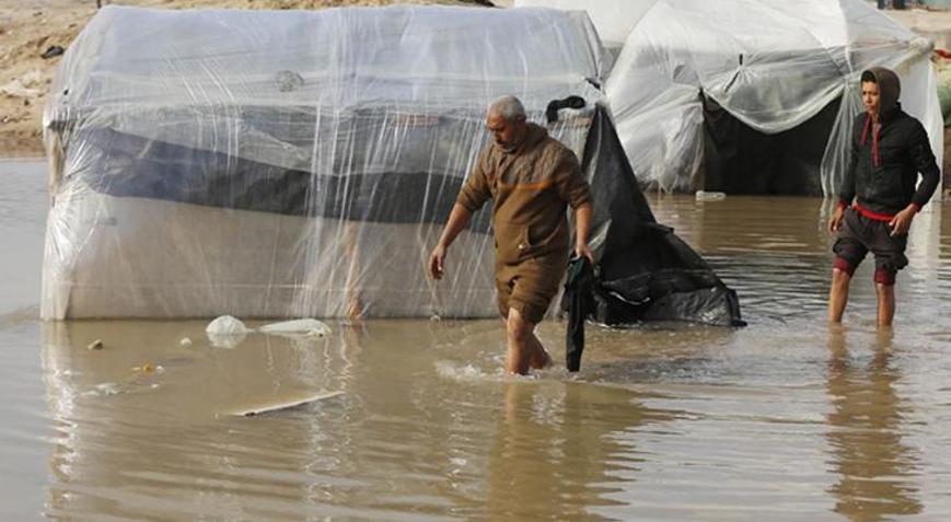 İsrailin saldırılarıyla göçe zorladığı Filistinlilerin çadırları suya gömüldü