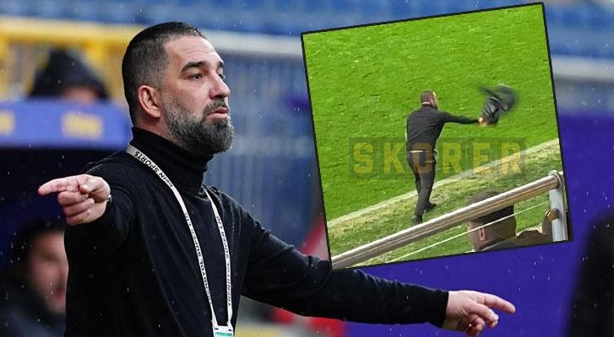 Eyüpsporda Arda Turan akreditasyon kartını ve montunu yere fırlattı