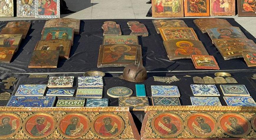 İstanbul’da tarihi eser operasyonu: Mühür, silahlar, yazma kitaplar, minyatürler...
