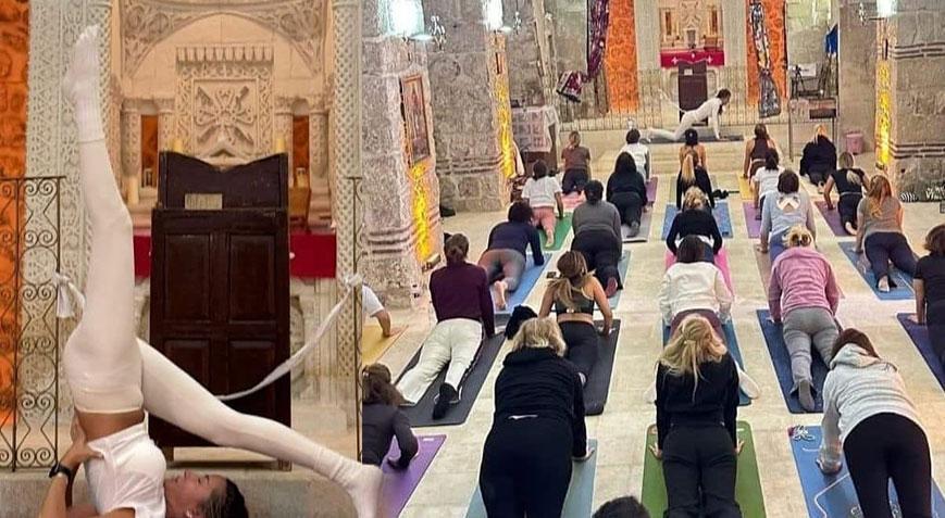 Olay sosyal medyada infial yarattı Tarihi kilisedeki yoga seansına tepki