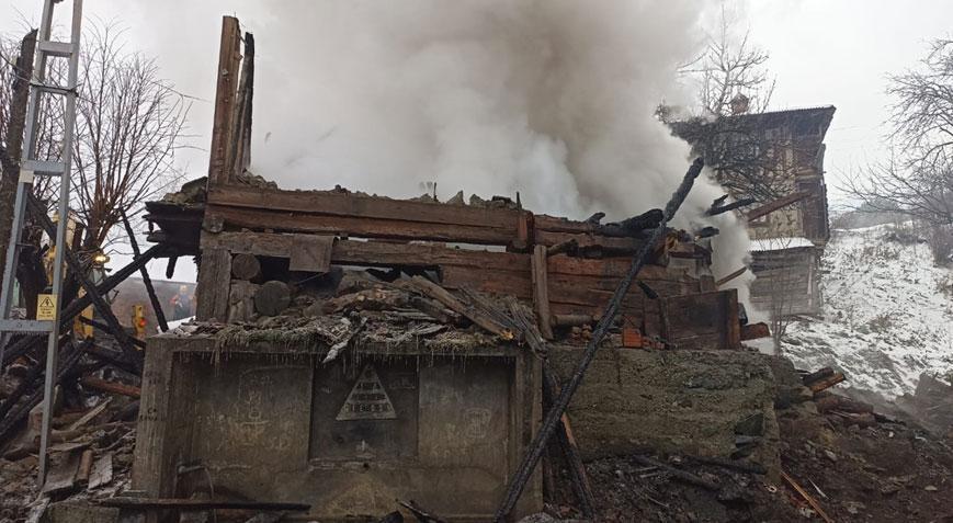 2 katlı ev küle döndü Baba ve engelli oğlundan kahreden haber