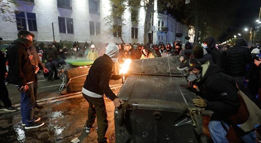 Gürcistan karıştı Parlamento binasını basan göstericilere polis müdahalesi