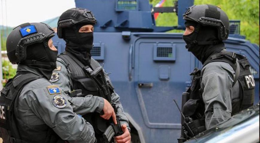 Kosovanın kuzeyinde belediye binasına el bombası atıldı