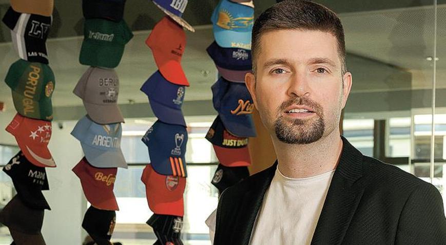 Yemekte hem fiyata hem ekrana bakılıyor