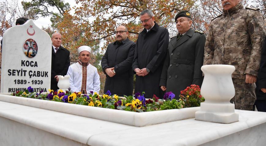 Seyit Onbaşı, mezarı başında anıldı