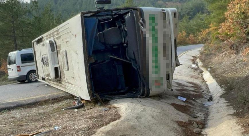 Sakarya’da midibüs devrildi 7 öğrenci, 2 öğretmen ve şoför yaralandı