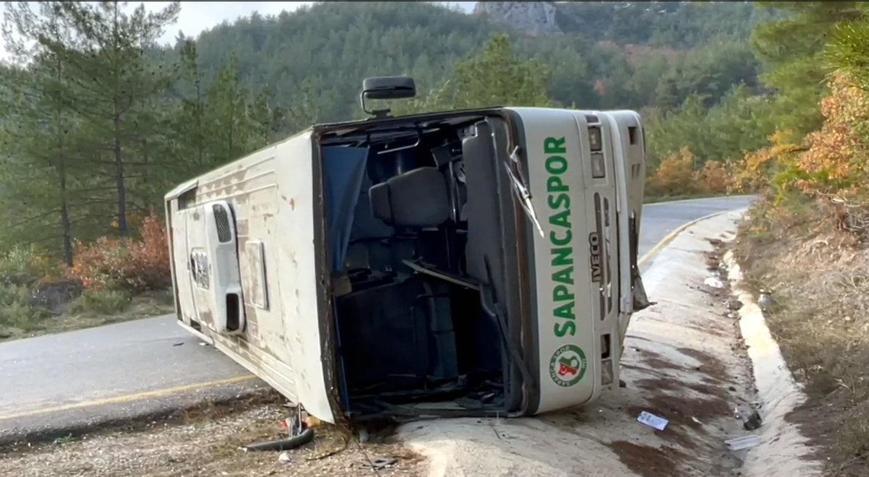 Sakaryada ilkokul öğrencilerinin taşındığı midibüs devrildi: 10 yaralı
