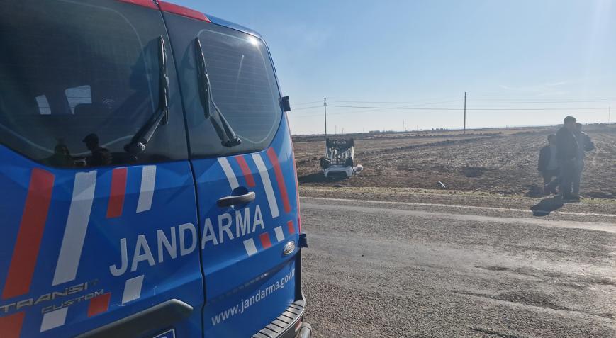 Diyarbakırda otomobil, tarlaya uçtu; 1i ağır 4 yaralı
