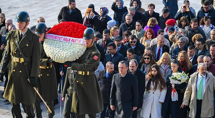 Özel, engelli bireylerle Anıtkabiri ziyaret etti