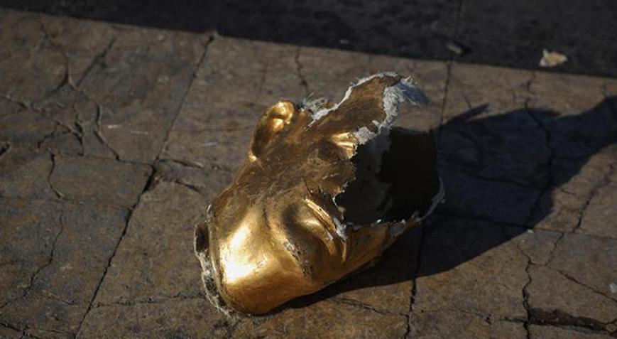 Halk Esad heykelini yıktı