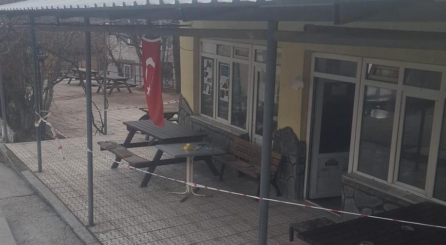 Kahvehanede gördüğü husumetlisini bıçaklayıp, öldürdü