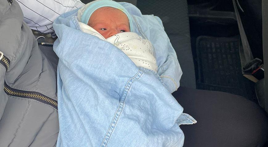 Vicdanları sızlatan olay Çöp konteynerinin yanında bebek bulundu