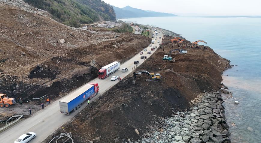 Karadeniz Sahil Yolunda kapalı şeritte heyelan temizliği