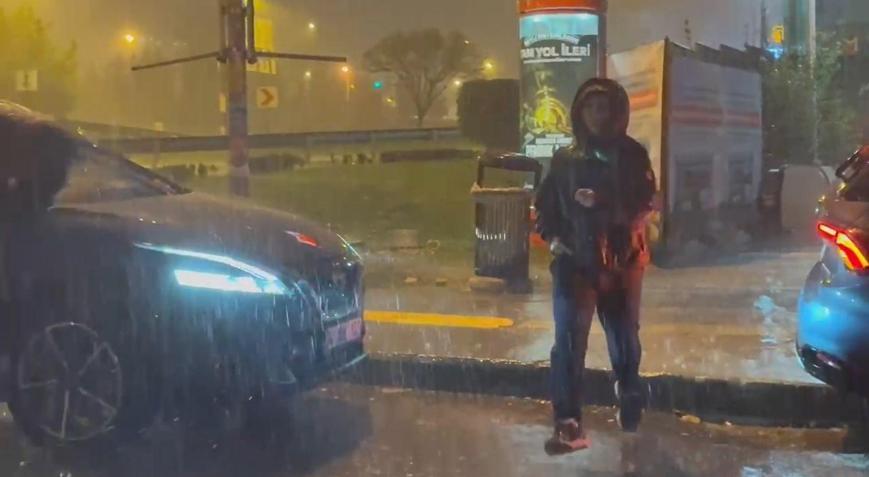 İstanbul – Maltepe’de yağmur suyu mazgalları tıkandı; yollar suyla doldu