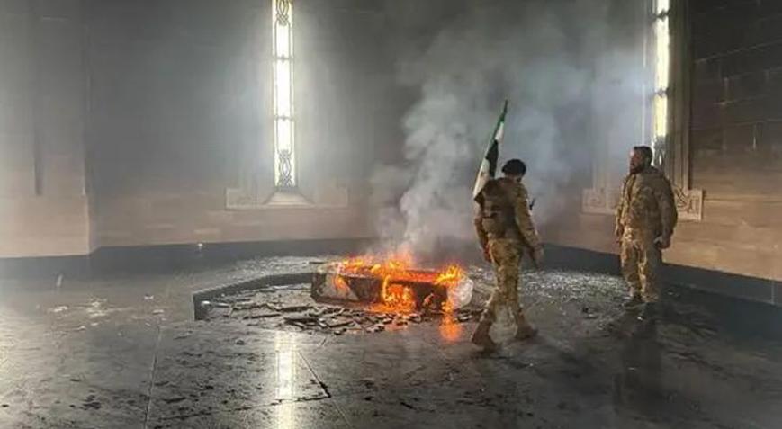 Esadın babası Hafız Esadın mezarı ateşe verildi