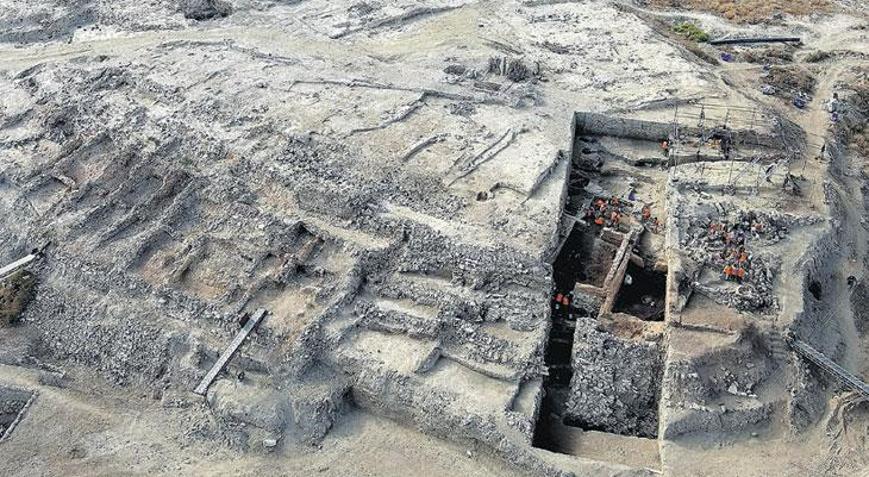 Yeşim taşından 4400 yıllık silindir mühür