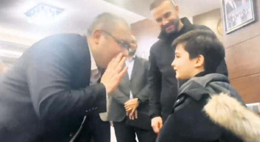 Babasına iş isteyen çocuğa rüşvet sorusu tepki çekti: CHP’li Özarslan özür diledi