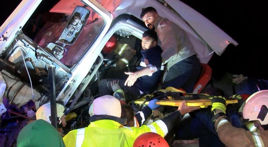 Pendik TEM Otoyolunda iki TIR çarpıştı; araçta sıkışan şoförü itfaiye kurtardı