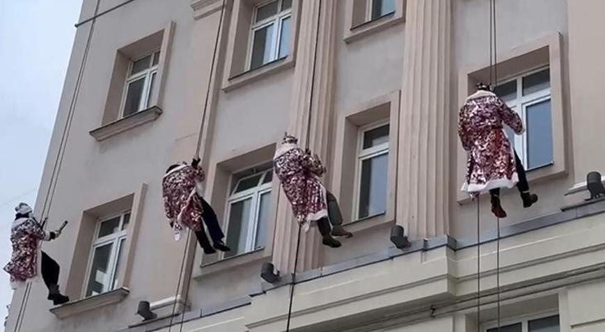 Noel Baba kılığına girdiler Rusya çocuk hastanesinde moral etkinliği