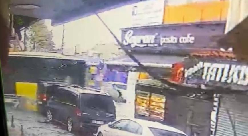 İstanbul - Fatihte İETT otobüsü 4 araca çarpıp, kaldırıma çıktı