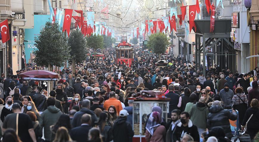 2024 yılının kelimesi Kalabalık Yalnızlık oldu