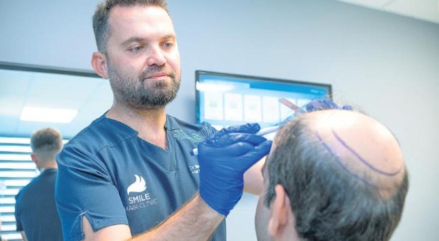 Saç çizgisinin geriye gitmesinde erken müdahaleyle saç ekimi