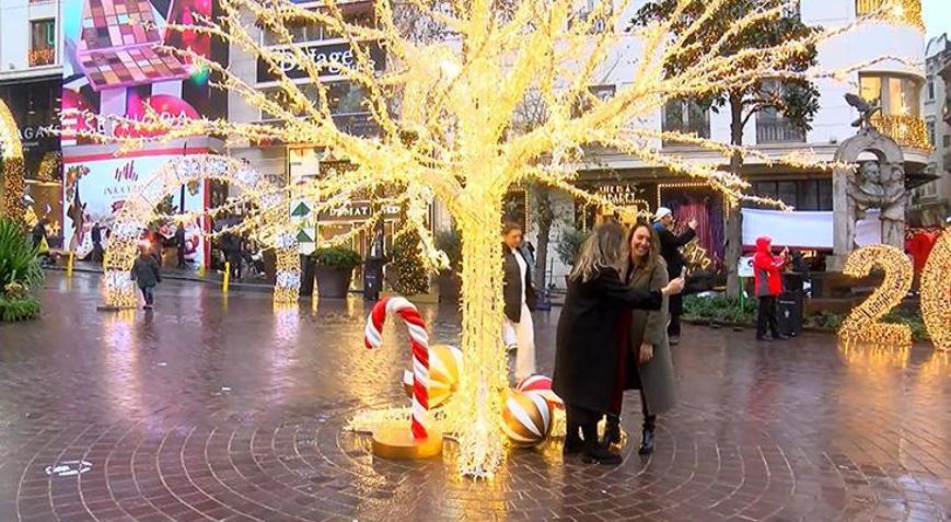 Nişantaşı yılbaşı etkinlikleri için ışıl ışıl Fotoğraf çektirmek için akın ettiler