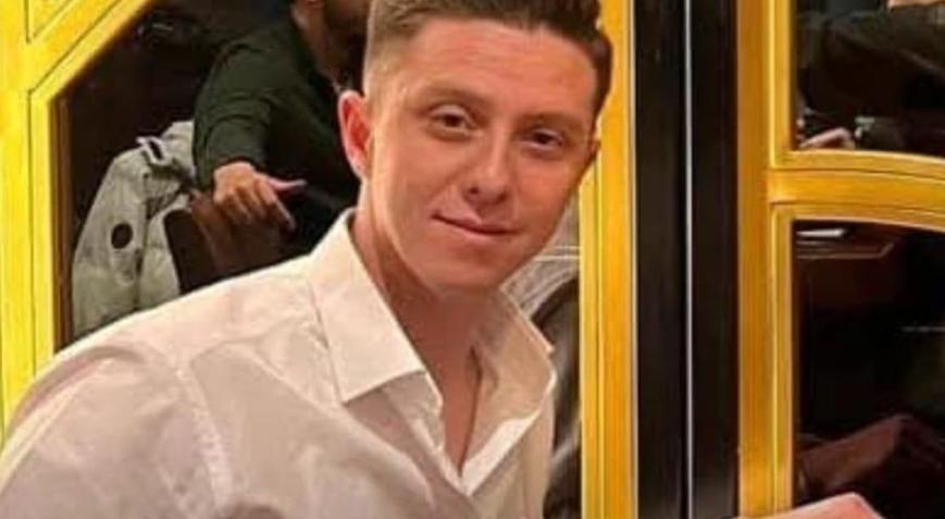 Aydınlatma direğine çarpan otomobilin sürücüsü öldü