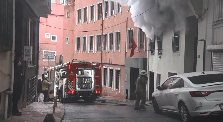 İstanbul- Beyoğlu’ndaki yangında dumandan etkilenen kedi kalp masajıyla kurtarıldı