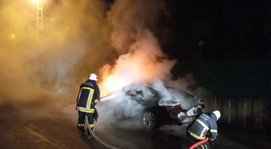 Park halindeki otomobil yandı