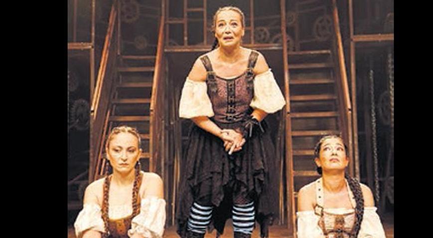 Kadınlar savaşa karşı ayakta