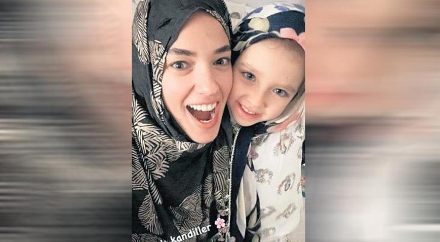 Başörtüsü takıp, poz verdi