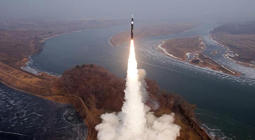 Kuzey Kore yeni tip hipersonik balistik füze fırlattığını doğruladı