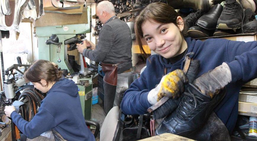 Gören şaşkına dönüyor Üniversiteli Büşra ayakkabı tamircisi oldu