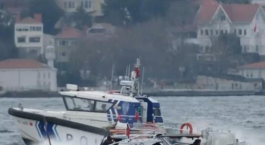 İstanbul-Üsküdarda denize düşen balıkçıyı diğer teknedekiler kurtardı; o anlar kamerada