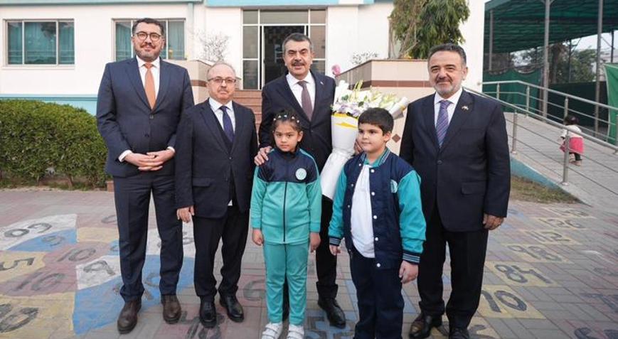 Bakan Tekin, Türkiye Maarif Vakfının Pakistan Lahordaki okulunu ziyaret etti