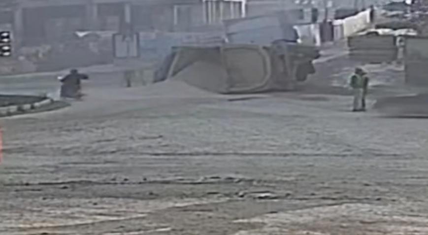 Kontrolden çıkan hafriyat yüklü TIRın dorsesi devrildi; Kaza anı kamerada